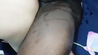 淫妻 爽吗 媳妇 啊啊 我受不了了 老婆第一次尝试黑祖宗大肉棒 整个逼都撑爆了 淫水直喷 这视觉太诱惑了